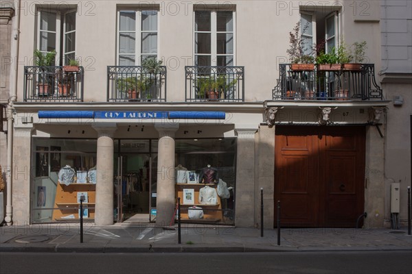 France, Ile de France, Paris 3e arrondissement, Le Marais, 67 rue de Turenne, detail de tete de taureau soutenant le balcon, facade sur rue, immeuble, ancienne boucherie sous le Premier Empire