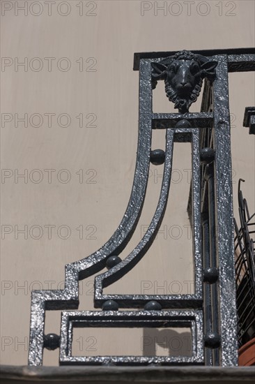 France, Ile de France, Paris 3e arrondissement, Le Marais, 67 rue de Turenne, detail de tete de taureau soutenant le balcon, facade sur rue, immeuble, ancienne boucherie sous le Premier Empire