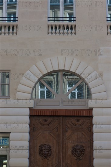 France, Ile de France, Paris 9e arrondissement, immeuble 2 rue de la Chaussee d'Antin, Immeuble Rossini, architecte Nicolas-Jacques-Antoine Vestier, immeuble de bureaux, facade, facadisme, renovation, detail porte d'entree,