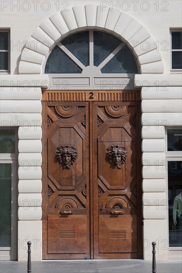 France, Ile de France, Paris 9e arrondissement, immeuble 2 rue de la Chaussee d'Antin, Immeuble Rossini, architecte Nicolas-Jacques-Antoine Vestier, immeuble de bureaux, facade, facadisme, renovation, detail porte d'entree, bois sculpte,