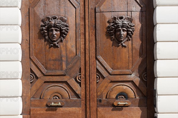 France, Ile de France, Paris 9e arrondissement, immeuble 2 rue de la Chaussee d'Antin, Immeuble Rossini, architecte Nicolas-Jacques-Antoine Vestier, immeuble de bureaux, facade, facadisme, renovation, detail porte d'entree, bois sculpte,