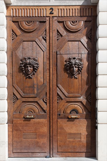 France, Ile de France, Paris 9e arrondissement, immeuble 2 rue de la Chaussee d'Antin, Immeuble Rossini, architecte Nicolas-Jacques-Antoine Vestier, immeuble de bureaux, facade, facadisme, renovation, detail porte d'entree, bois sculpte,