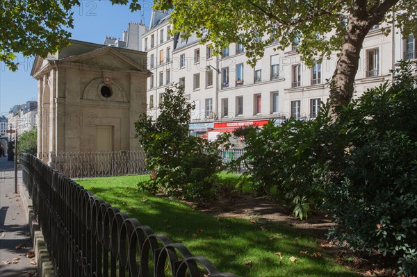 France, Ile de France, Paris 11e arrondissement, rue du faubourg Saint-Antoine, facades, fontaine de Montreuil