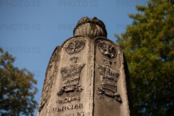 France, Ile de France, Paris 20e arrondissement, cimetiere du Pere Lachaise, 28e division, sepulture des architectes Bernier, Percier et Fontaine, stele avec des symboles maconniques dessines par Percier,