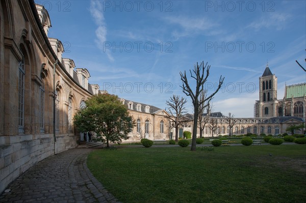 France, Ile de France, Seine Saint Denis, Saint Denis, maison d'education de la Legion d'Honneur, cour d'honneur, basilique a l'arriere plan,