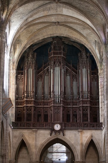 France, Ile de France, Seine Saint Denis, basilique de Saint-Denis, necropole des rois de France, nef, buffet d'orgue et tribune,