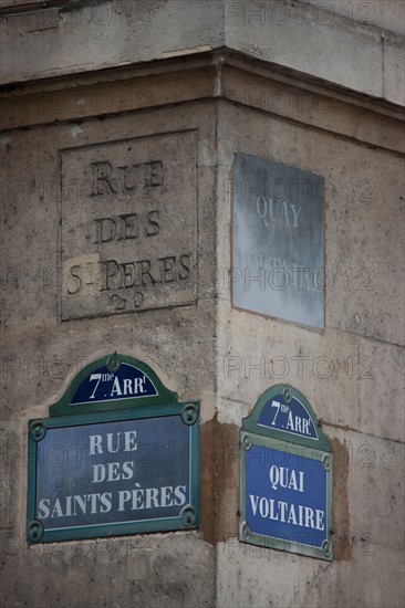 France, Ile de France, Paris, 6e arrondissement, plaque de rue, angle rue des Saints-Peres et quai Voltaire, grave dans la pierre,