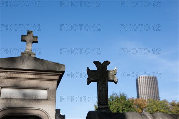 France, Ile de France, Paris 14e arrondissement, cimetiere du Montparnasse, Tour Montparnasse, sepultures, croix, tombes,