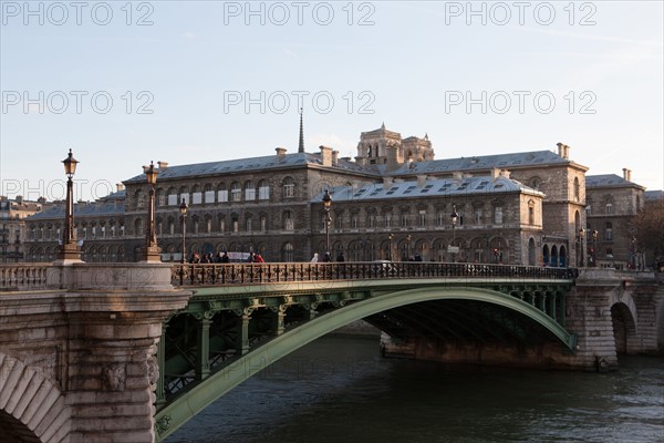 France, Ile de France, Paris 1er arrondissement, quai de Gesvres, pont Notre-Dame, hopital, Hotel-Dieu, Notre-Dame de Paris en arriere-plan,