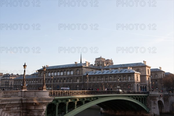 France, Ile de France, Paris 1er arrondissement, quai de Gesvres, pont Notre-Dame, hopital, Hotel-Dieu, Notre-Dame de Paris en arriere-plan,