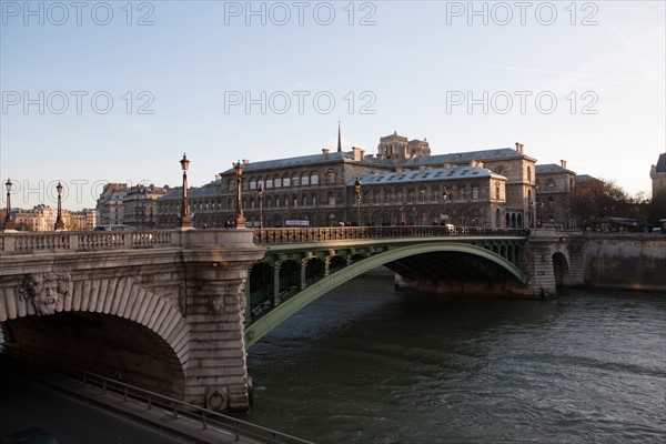 France, Ile de France, Paris 1er arrondissement, quai de Gesvres, pont Notre-Dame, hopital, Hotel-Dieu, Notre-Dame de Paris en arriere-plan,