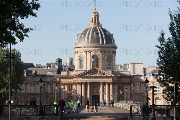 France, Ile de France, Paris 6e arrondissement, quai de Conti et pont des Arts, Institut de France, coupole, Academie Francaise, College des Quatre-Nations,