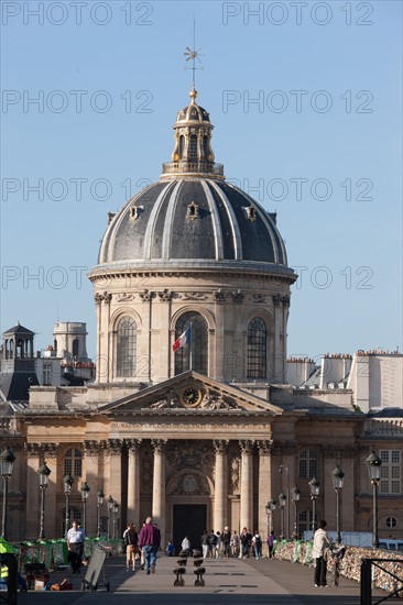 France, Ile de France, Paris 6e arrondissement, quai de Conti et pont des Arts, Institut de France, coupole, Academie Francaise, College des Quatre-Nations,