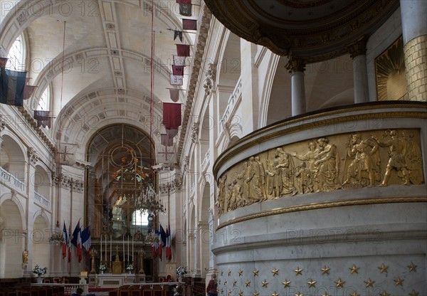 France, Ile de France, Paris 7e arrondissement, cathedrale Saint Louis des Invalides, nef avec drapeaux pris a l'ennemi par les troupes de Napoleon 1er,