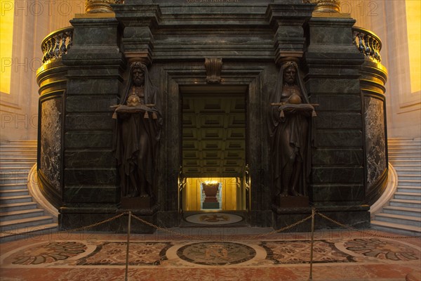 France, Ile de France, Paris 7e arrondissement, Dome des Invalides, tombeau de Napoleon 1er, sepulture, entree de la crypte,