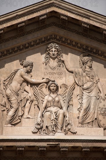 France, Ile de France, Paris 1er arrondissement, musee du Louvre, colonnade du Louvre, architecte Claude Perrault, detail portail, Napoleon 1er, relief, fronton,
