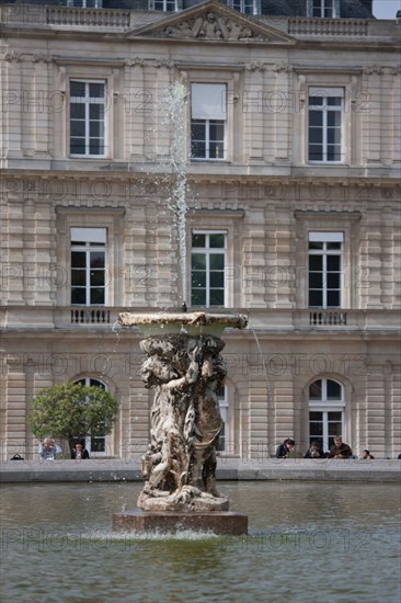 France, Ile de France, Paris 6e arrondissement, Jardin du Luxembourg, Palais du Senat, bassin central, fontaine, eau, sculpture,