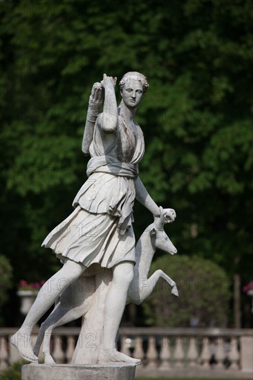 France, Ile de France, Paris, 6e arrondissement, Jardin du Luxembourg, pelouse centrale, statue de Diane chasseresse, sculpture,