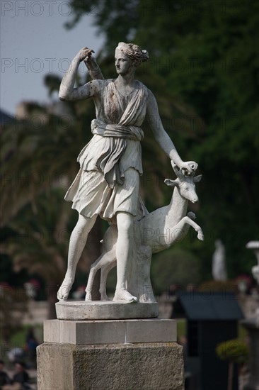 France, Ile de France, Paris, 6e arrondissement, Jardin du Luxembourg, pelouse centrale, statue de Diane chasseresse, sculpture,