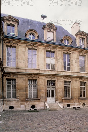France, Ile de France, Paris 5e arrondissement, 47 quai des Tournelles, Hotel Miramion, ancien musee de la Medecine, desormais propriete privee, facade sur cour,