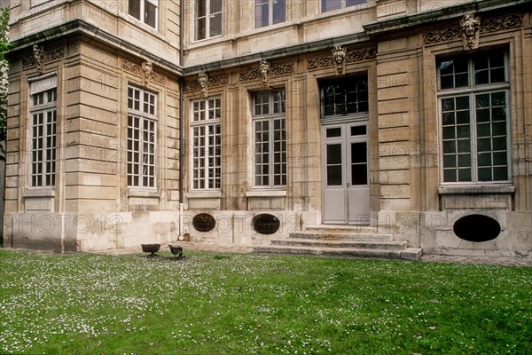 France, Ile de France, Paris 5e arrondissement, 47 quai des Tournelles, Hotel Miramion, ancien musee de la Medecine, desormais propriete privee, facade sur jardin,