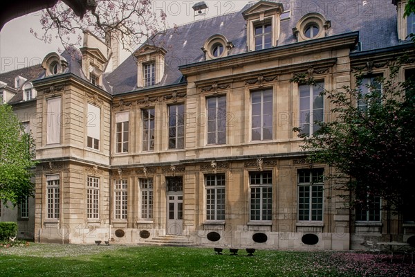 France, Ile de France, Paris 5e arrondissement, 47 quai des Tournelles, Hotel Miramion, ancien musee de la Medecine, desormais propriete privee, facade sur jardin,