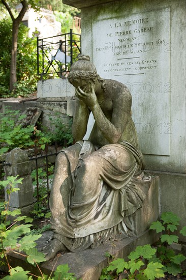 France, Ile de France, Paris 20e arrondissement, cimetiere du Pere Lachaise, 10e division, sepulture du negociant Pierre Gareau (1818), premiere statue de pleureuse grandeur nature