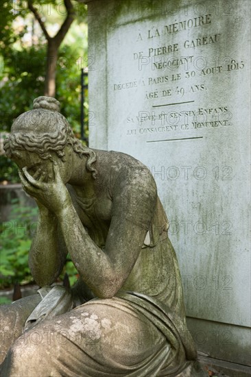 France, Ile de France, Paris 20e arrondissement, cimetiere du Pere Lachaise, 10e division, sepulture du negociant Pierre Gareau (1818), premiere statue de pleureuse grandeur nature