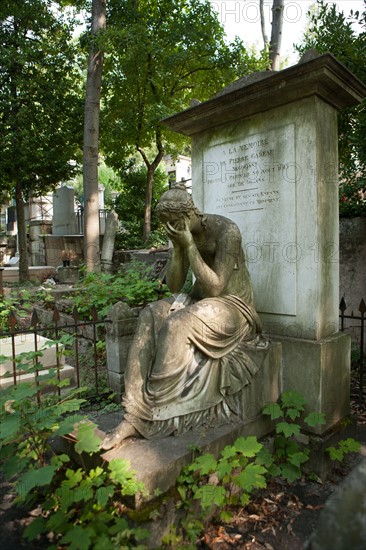 France, Ile de France, Paris 20e arrondissement, cimetiere du Pere Lachaise, 10e division, sepulture du negociant Pierre Gareau (1818), premiere statue de pleureuse grandeur nature