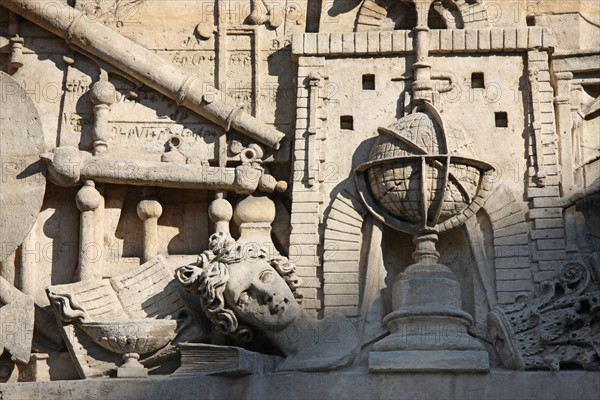 France, Ile de France, Paris 5e arrondissement, rue Descartes, rue de la Montagne Sainte-Genevieve, detail du fonton de l'ancienne Ecole Polytechnique, bas relief, sculpture,