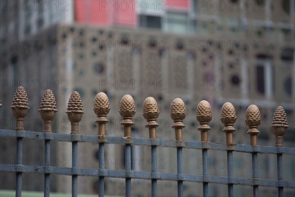 France, Ile de France, Paris 5e arrondissement, quai Saint-Bernard, detail de la grille de l'ancienne halle aux vins, pomme de pin, symbole des marchands de vin,