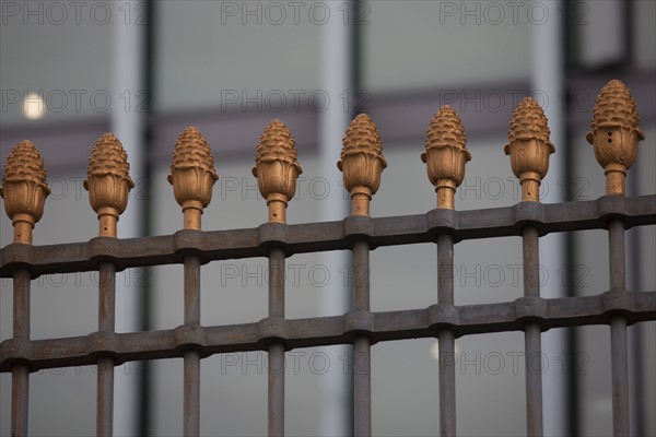 France, Ile de France, Paris 5e arrondissement, quai Saint-Bernard, detail de la grille de l'ancienne halle aux vins, pomme de pin, symbole des marchands de vin,