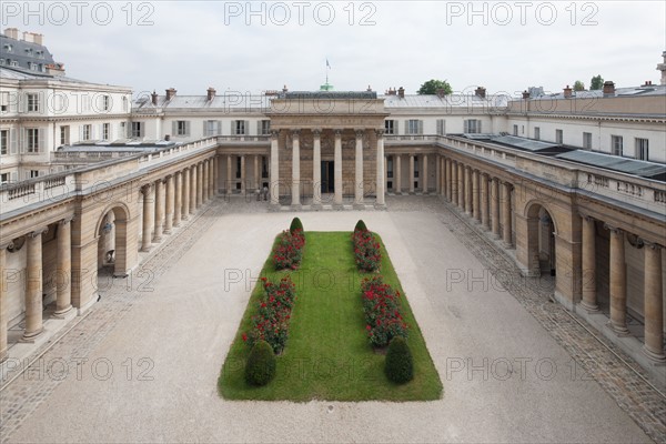 France, Ile de France, Paris 7e arrondissement, Hotel de Salm, rue de Lille, Grande Chancellerie de la Legion d'Honneur, Palais de la Legion d'Honneur, Musee, architecte Pierre Rousseau, colonnade, cour d'honneur