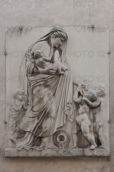 France, Ile de France, Paris 4e arrondissement, 48 rue de Sevigne, bas relief, vestige de l'ancienne fontaine Popincourt, La Charite, sculpteur Fortin
Copyright notice: CRT PIdF