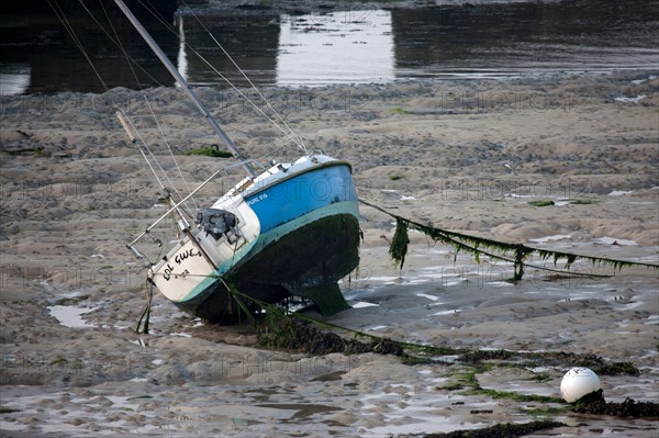 France, région Bretagne, Brittany, Finistère, Cap Sizun, Audierne, port, face à Plouhinec, bateau posé sur sa quille à marée basse.