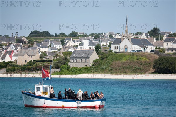 France, région Bretagne, Brittany, Finistère, Cap Sizun, Audierne, club de plongée dans le port, vue sur Plouhinec.