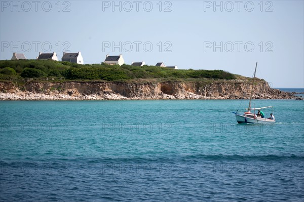 France, région Bretagne, Brittany, Finistère, Cap Sizun, Audierne, club de plongée dans le port, vue sur Plouhinec.