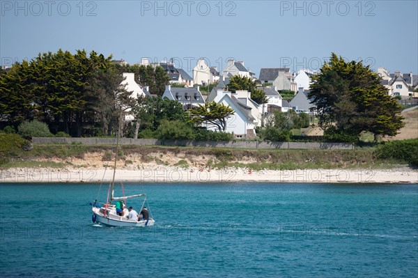 France, région Bretagne, Brittany, Finistère, Cap Sizun, Audierne, club de plongée dans le port, vue sur Plouhinec.