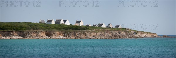 France, région Bretagne, Brittany, Finistère, Cap Sizun, Audierne, club d eplongee dans le port, vue sur Plouhinec,