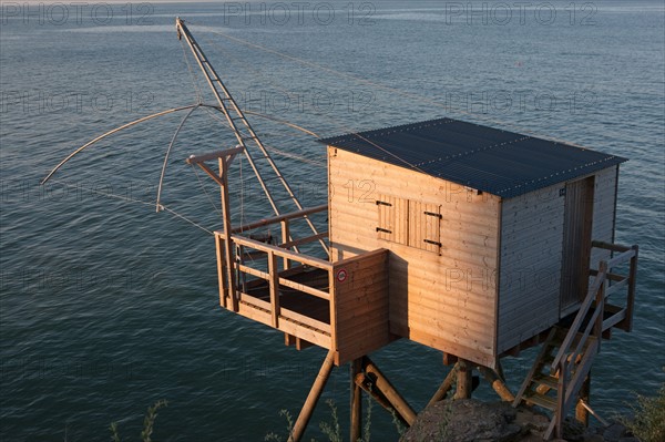 France, région Pays de la Loire, Loire Atlantique, Pornic, corniche, cabane de pêche, carrelet.