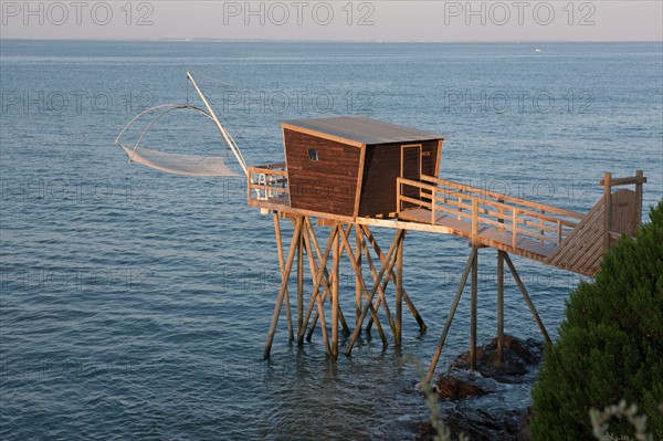 France, région Pays de la Loire, Loire Atlantique, Pornic, corniche, cabane de pêche, carrelet.