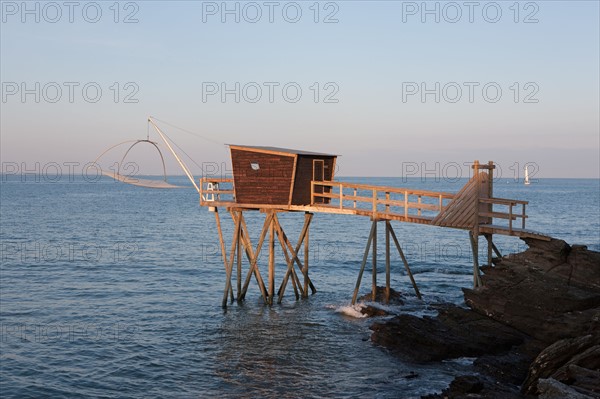 France, région Pays de la Loire, Loire Atlantique, Pornic, corniche, cabane de pêche, carrelet.