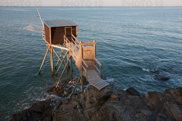 France, région Pays de la Loire, Loire Atlantique, Pornic, corniche, cabane de pêche, carrelet.