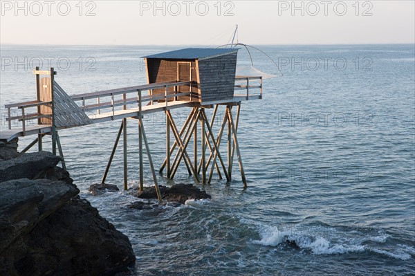 France, région Pays de la Loire, Loire Atlantique, Pornic, corniche, cabane de pêche, carrelet.