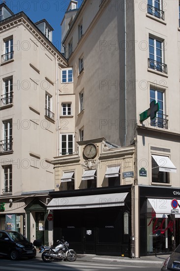 France, Région Ile de France, Paris 1er arrondissement, Rue Saint Honoré, angle de la rue Duphot, horloge, construction basse,