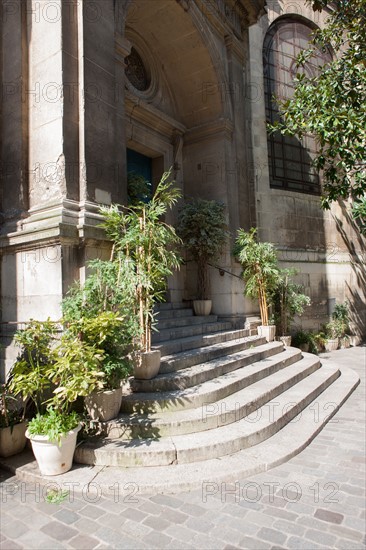 France, Région Ile de France, Paris 1er arrondissement, Rue des Pyramides, église Saint Roch, escaliers et plantes vertes,