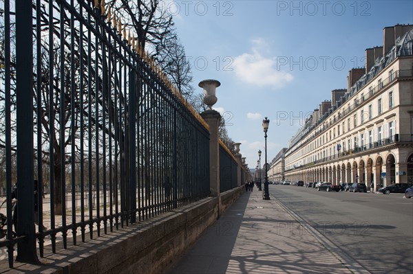France, Région Ile de France, Paris 1er arrondissement, Rue de Rivoli, façades face aux grilles du jardin des Tuileries,