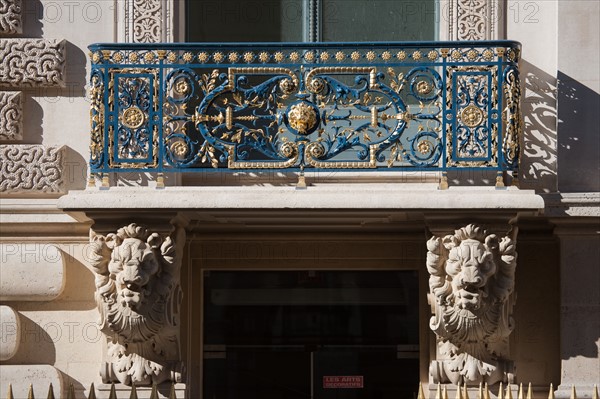 France, Région Ile de France, Paris 1er arrondissement, Rue de Rivoli, Musée du Louvre, façade Rivoli, balcon du Musée des Arts décoratifs, lions,