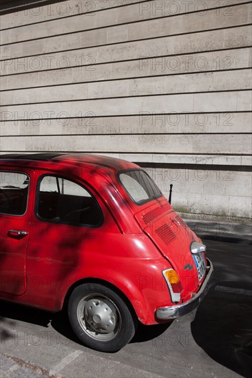 France, Région Ile de France, Paris 3e arrondissement, le Marais, Rue des Archives, voiture, Fiat 500 rouge,