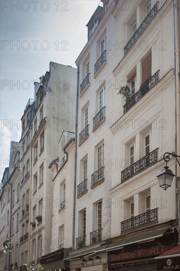 France, Région Ile de France, Paris 4e arrondissement, le Marais, Rue Saint Martin, façades à  maisons de 2 travées,